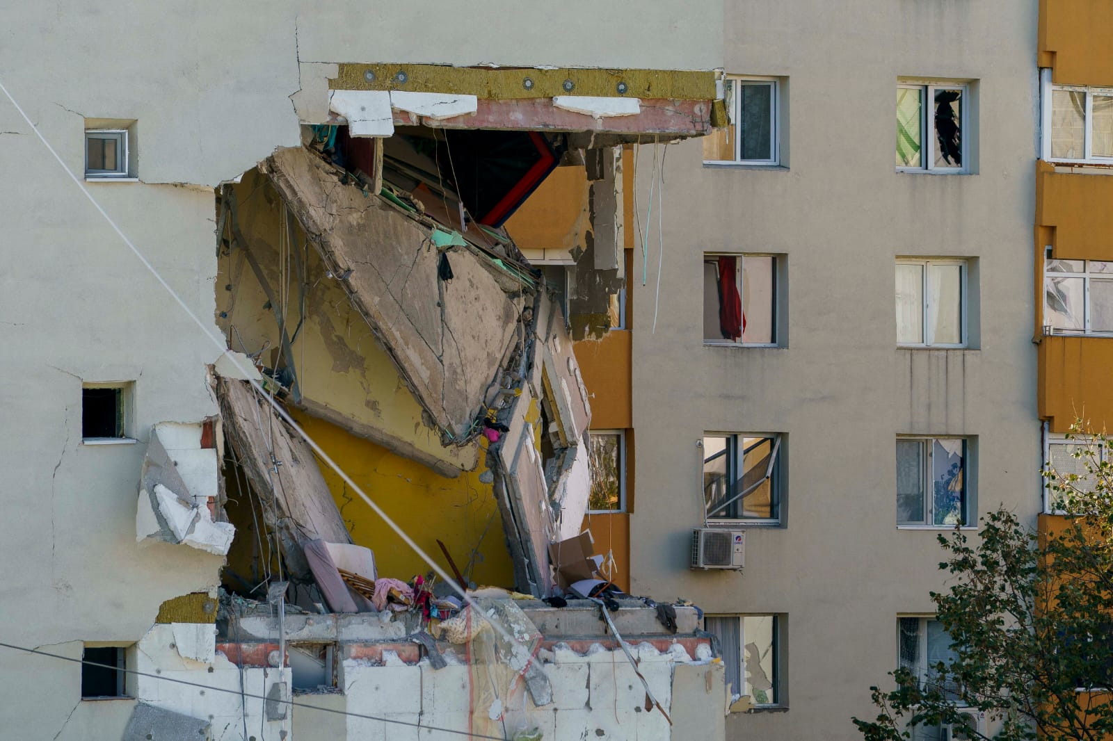 Primăria Capitalei relucrează lucrările de punere în siguranță la blocul din Rahova