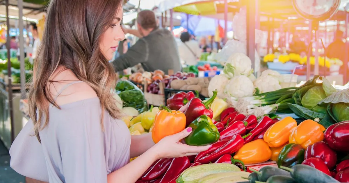 Se menține plafonarea adaosului comercial la alimentele de bază până la sfârșitul anului