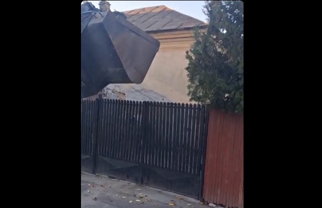 Administrația din Băilești a returnat deșeurile unui localnic cu excavatorul după depozitarea ilegală