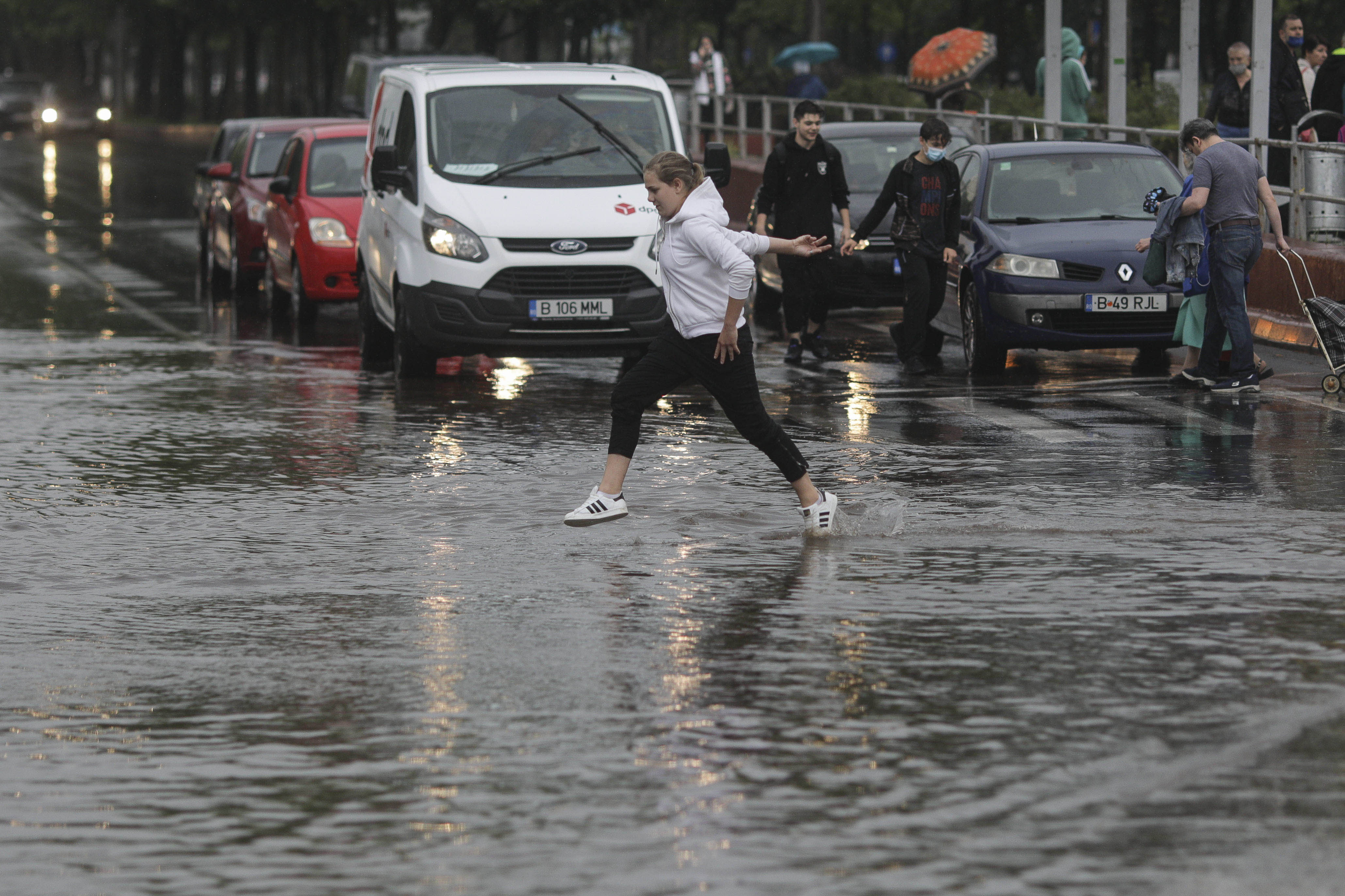 Avertisment meteo pentru întreaga țară: ploi moderate și vânt puternic până vineri seara