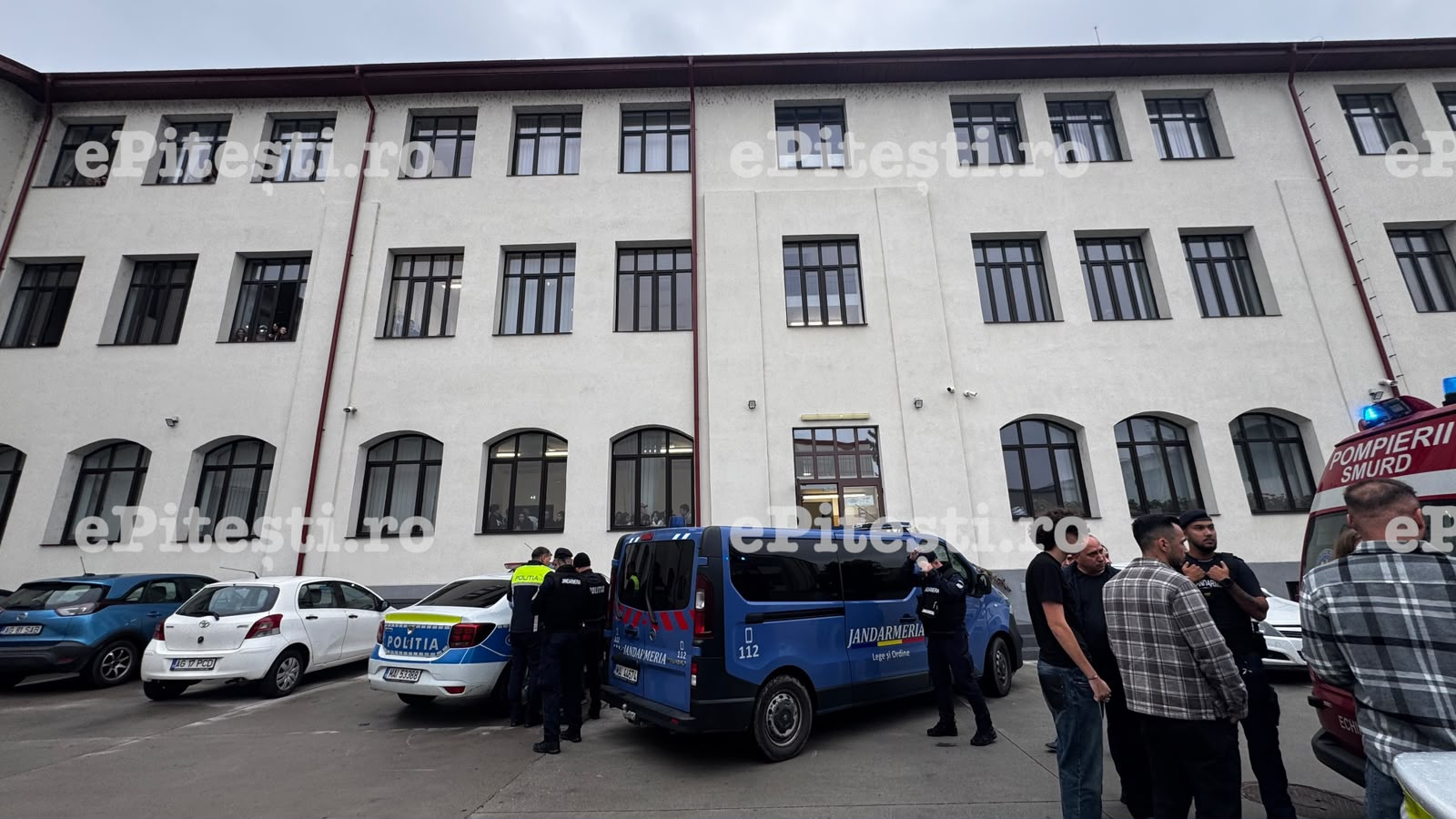 Atac cu macetă într-un liceu din Pitești: un elev de 15 ani și-a rănit colegii
