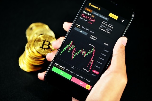 Femeie din Alba înșelată cu peste 250.000 de lei într-o schemă de investiții în criptomonede