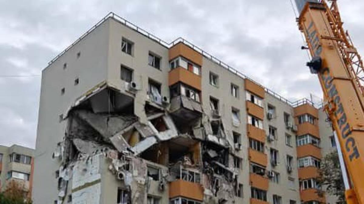 Reluarea lucrărilor de consolidare pentru blocul din Rahova afectat de explozie. Începe montarea stâlpilor de susținere