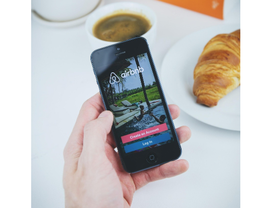Airbnb introduce noi reguli pentru rezervări: ce sarcini de curățenie nu mai pot cere gazdele turiștilor
