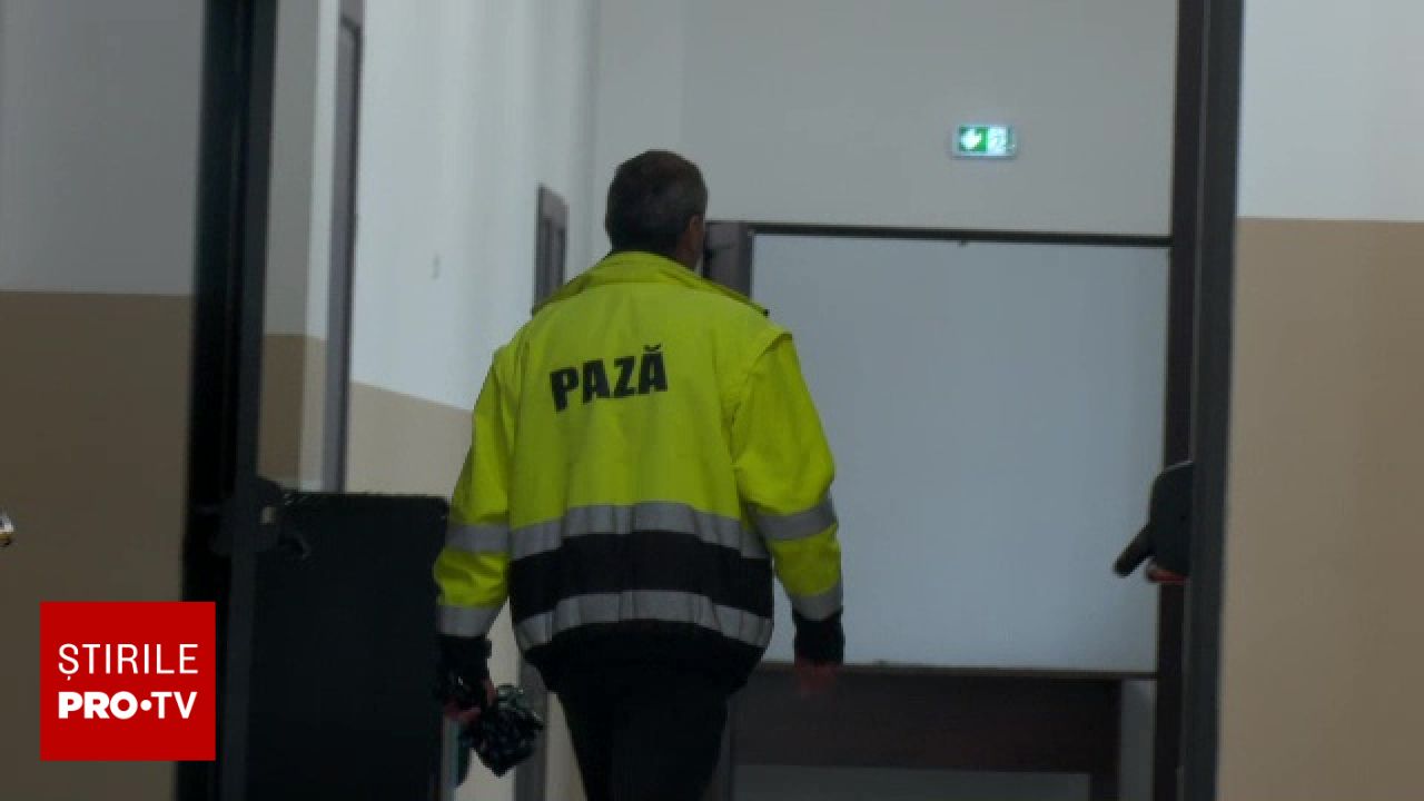 Atac cu cuțitul într-un colegiu din Pitești: elev de 15 ani a agresat doi colegi în toaletă