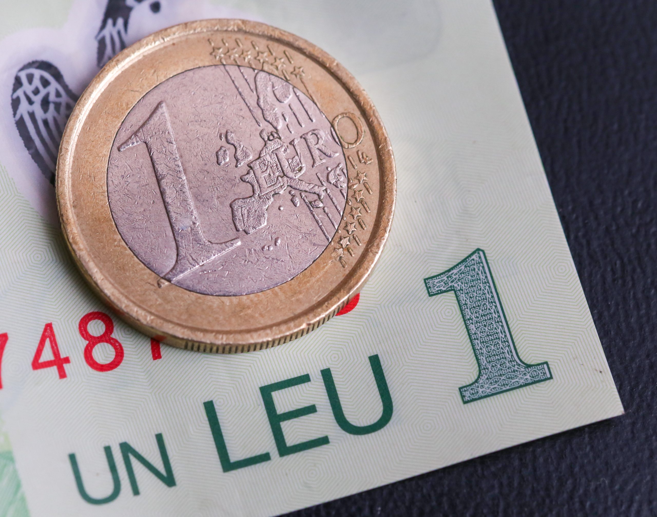 Leul românesc se depreciază în fața euro și a francului elvețian în prima săptămână a Guvernului Niculescu