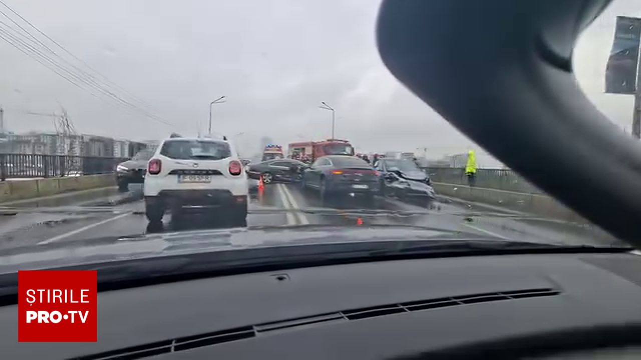 Accident grav pe Podul Pipera: un autovehicul a intrat pe contrasens și a lovit trei mașini și un autobuz