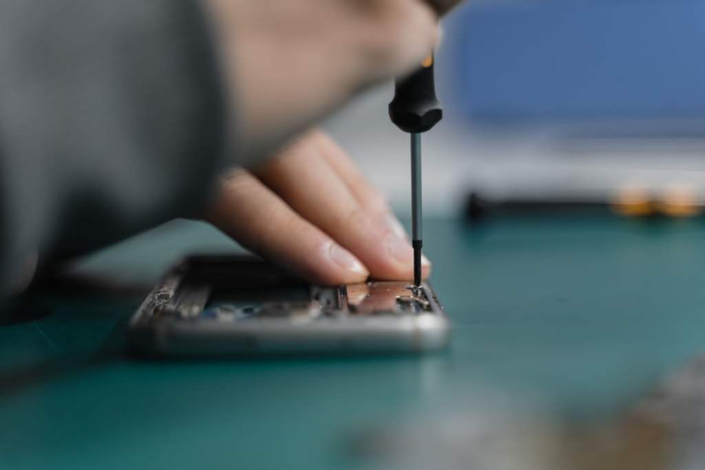 Angajată a unui magazin de telefoane a sustras 74 de dispozitive prin modificarea sistemului de gestiune