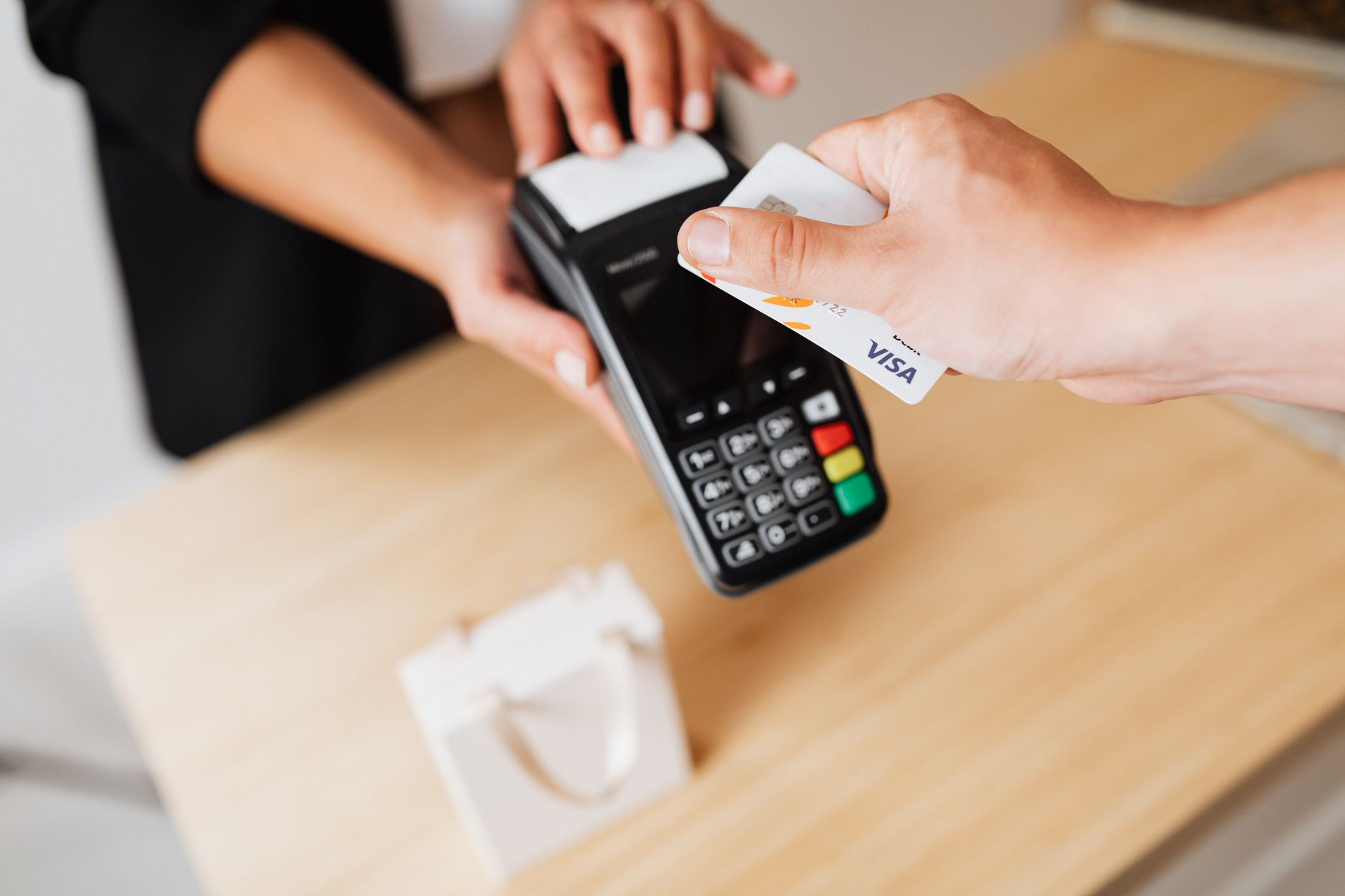 Salt Bank lansează primul card de credit: limite de până la 30.000 de lei și rate fără dobândă