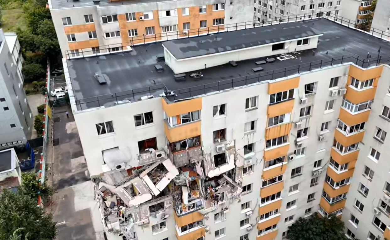 Incident la demolarea blocului din Rahova: o macara s-a înclinat și s-a sprijinit de clădire
