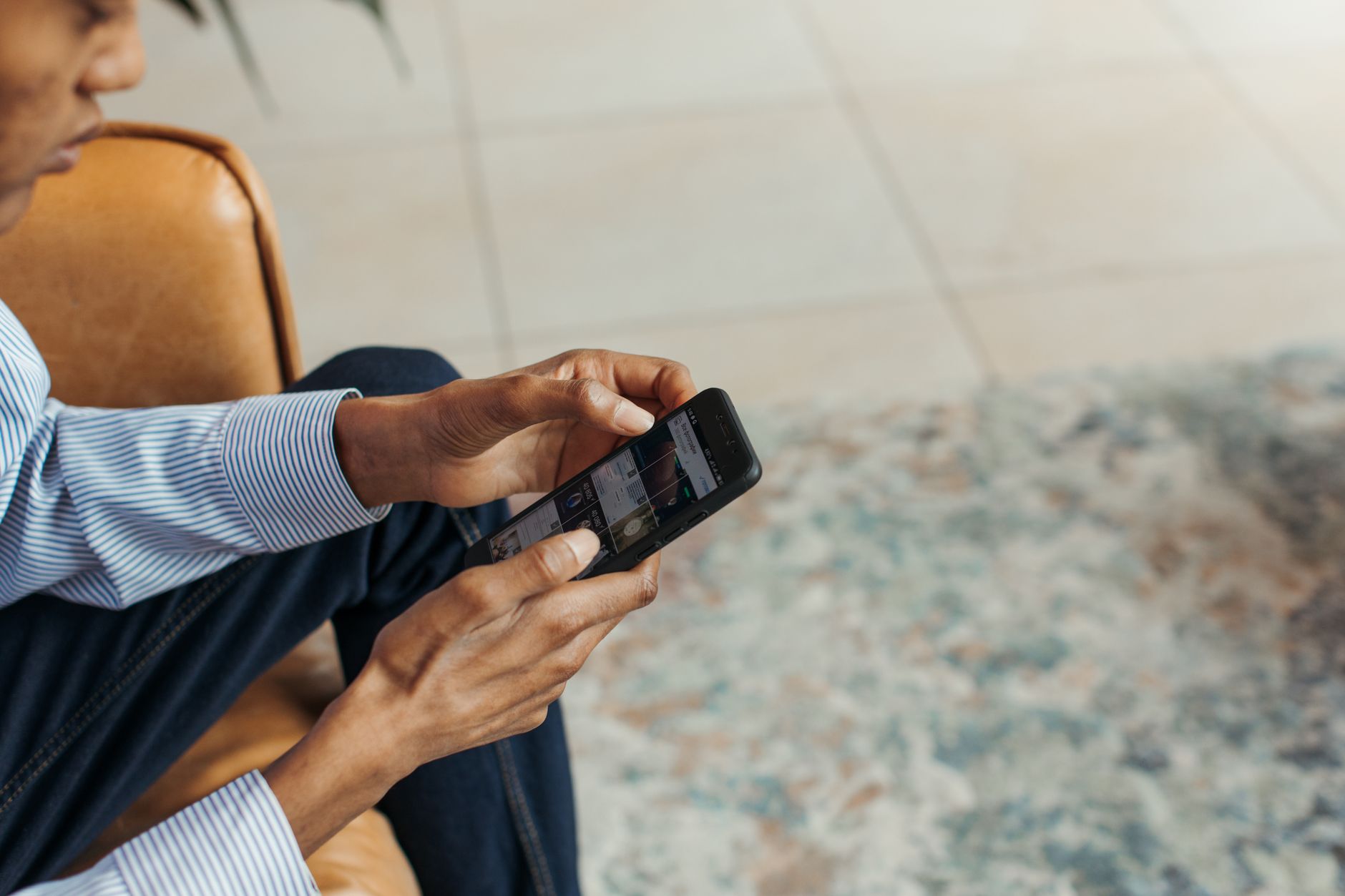 UniCredit Bank permite deschiderea unui cont bancar pentru firme direct de pe telefon