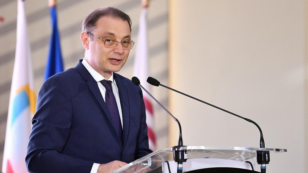 Premierul Luca Niculescu convoacă o ședință de urgență pentru siguranța elevilor din școli