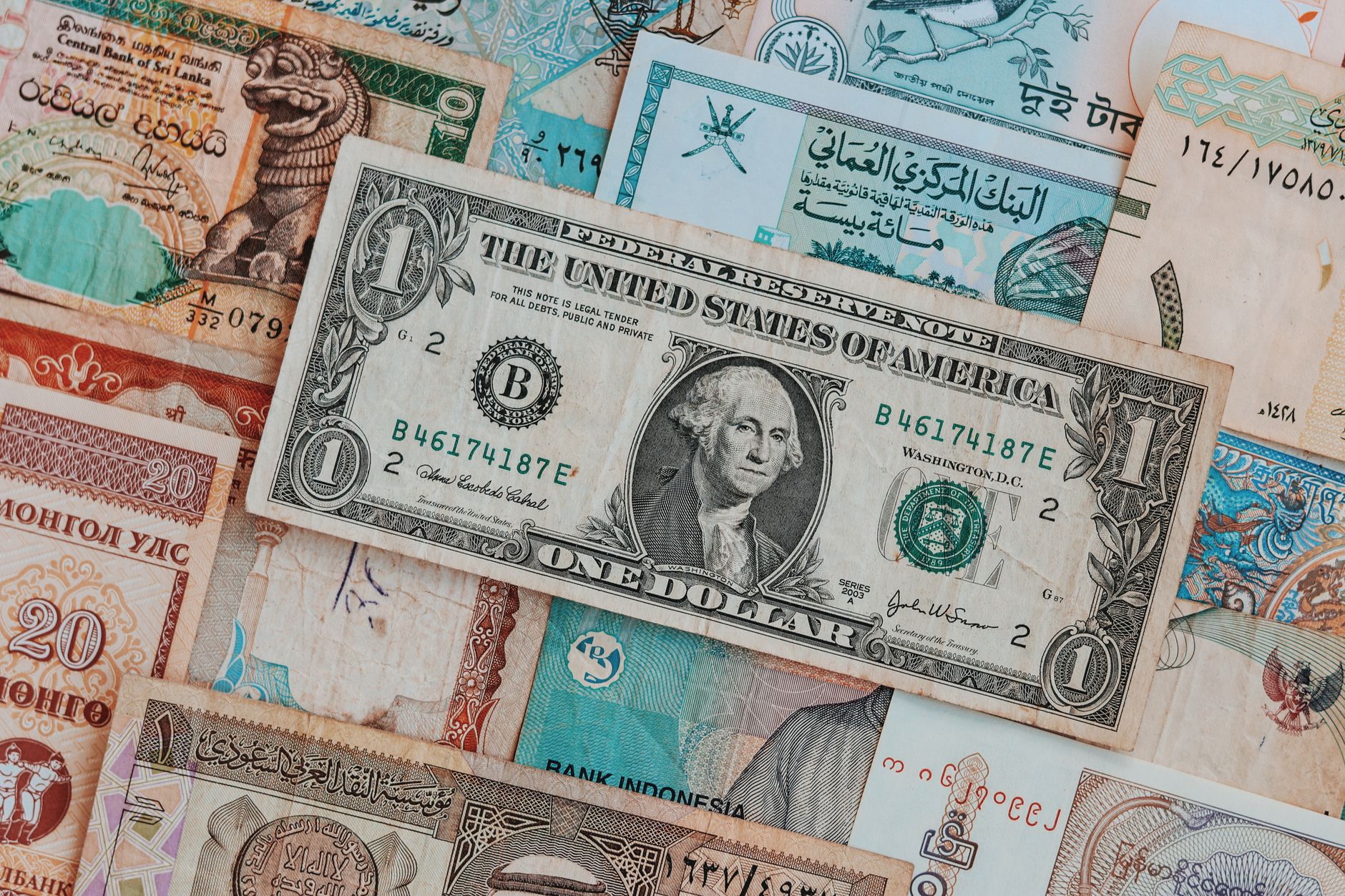 Cursul valutar: Euro și francul elvețian s-au apreciat față de leu, dolarul a crescut și