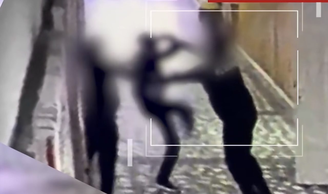 Elev de 12 ani a intervenit pentru a o salva pe profesoara atacată într-o școală din Bistrița