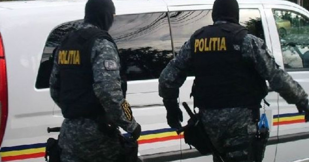 Focuri de armă la percheziții în Slatina: administratorul unui cimitir și un director adjunct au fost reținuți