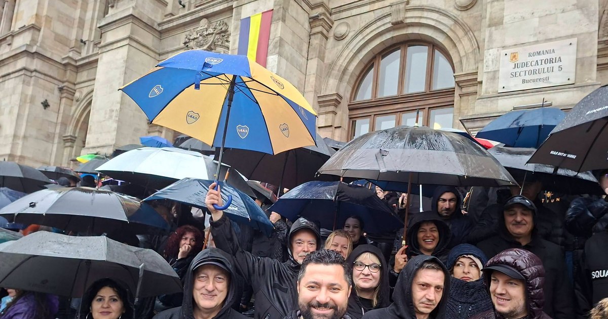 Blocaj rutier în București: Susținătorii lui Călin Georgescu au ocupat carosabilul în fața Judecătoriei Sectorului 5
