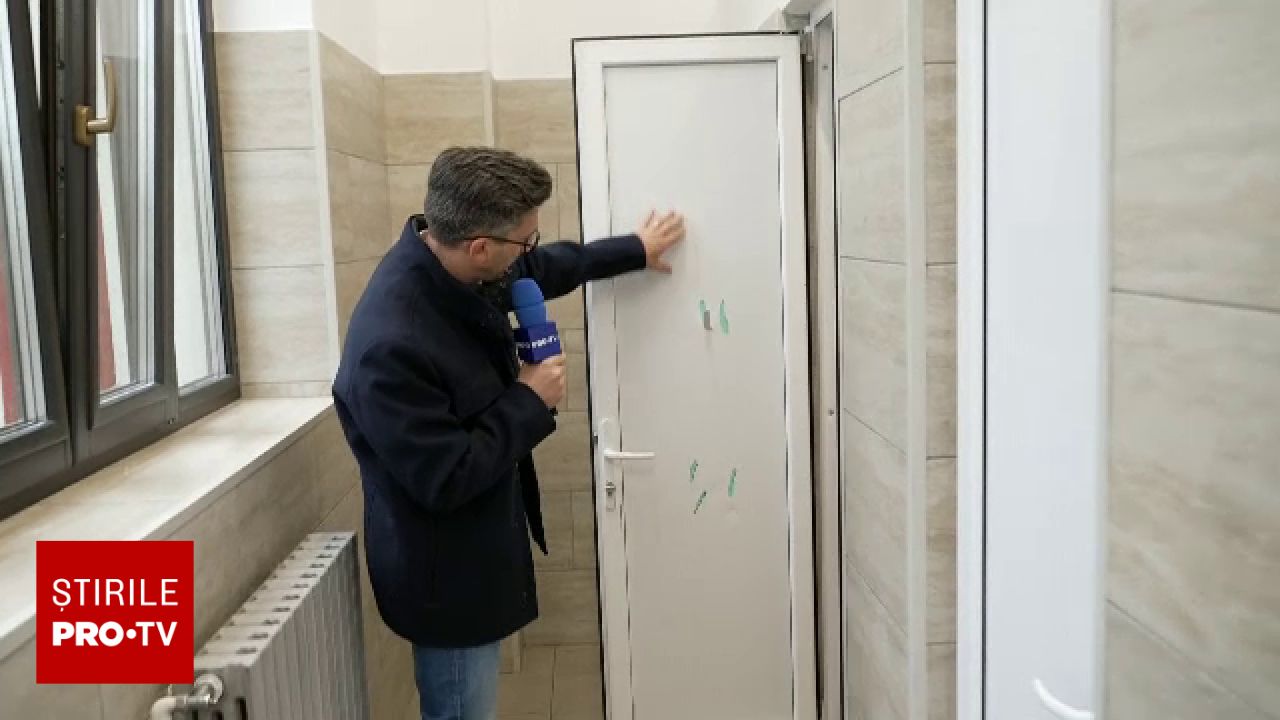 Atac cu macetă la un liceu din Pitești: elev de 15 ani și-a rănit colegii în toaletă