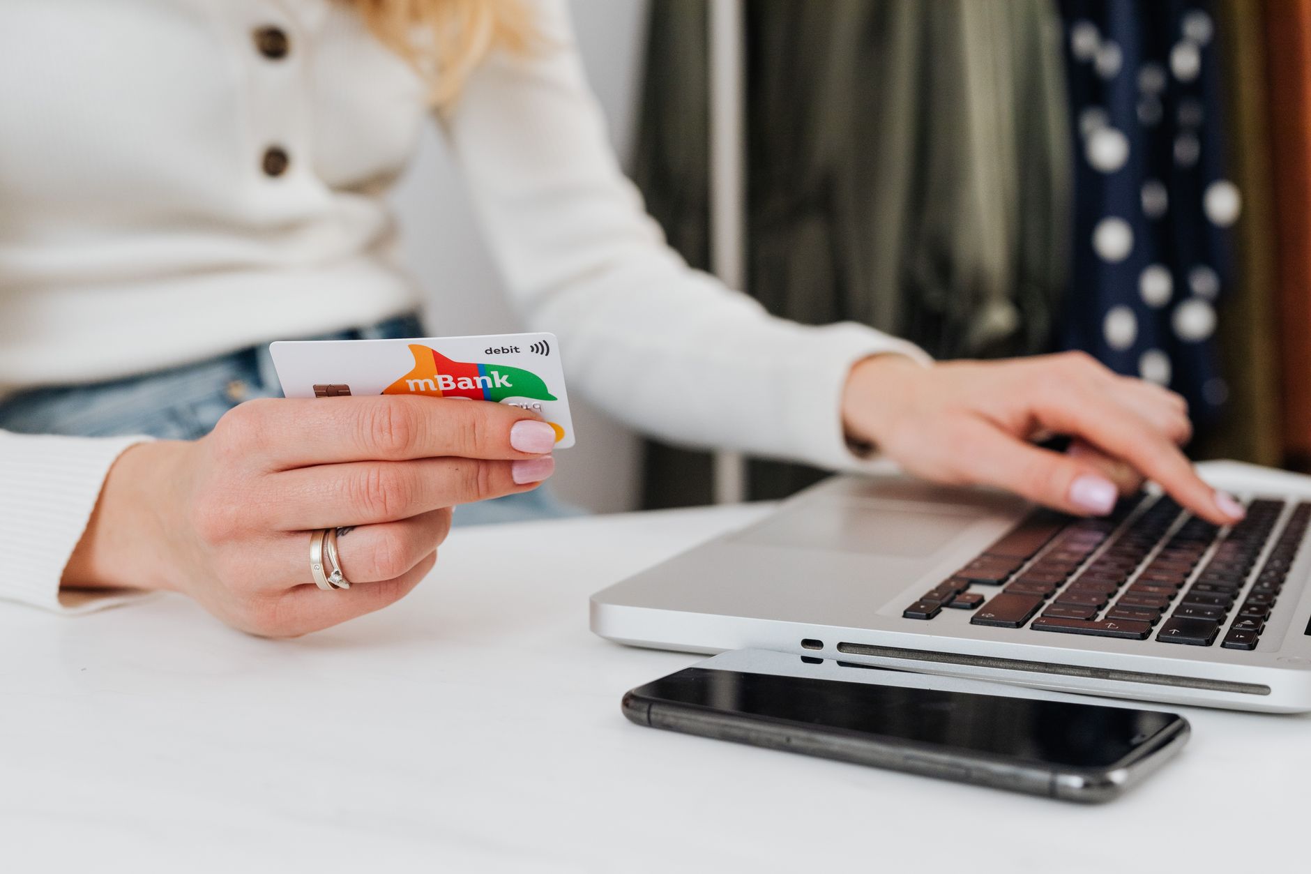 Cum alegi un credit de nevoi personale online: indicatorii esențiali pentru consumatori