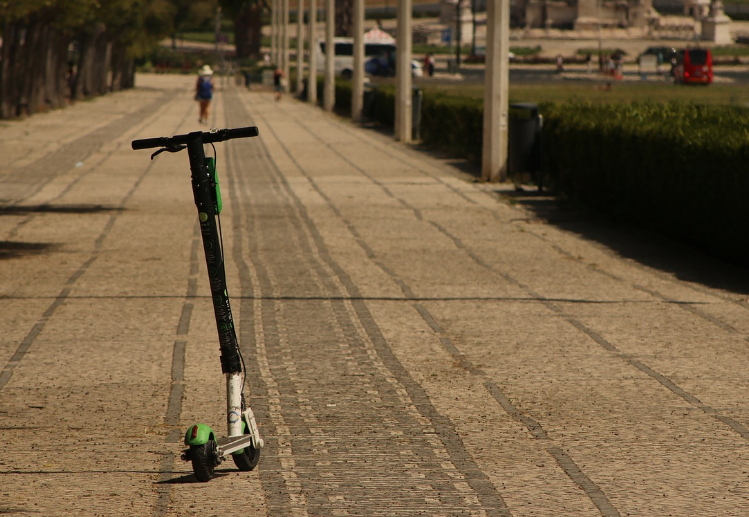 Reguli noi pentru trotinetele electrice în București: limită de vârstă și restricții de circulație
