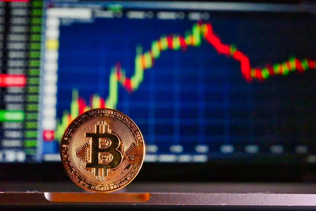 Înșelătorie cu criptomonede în Bacău: o femeie de 68 de ani a fost păcălită cu ajutorul inteligenței artificiale