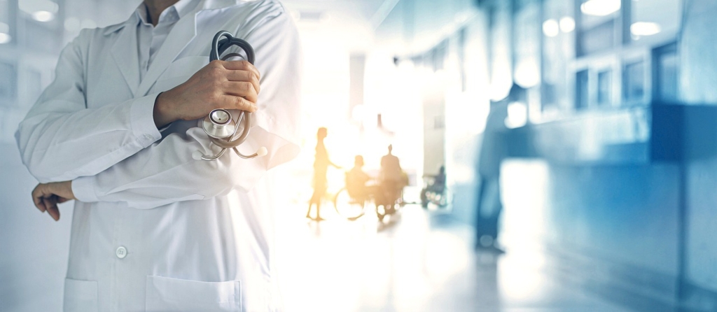 Un bărbat de 28 de ani a practicat medicina fără drept timp de trei ani într-o clinică din Bragadiru