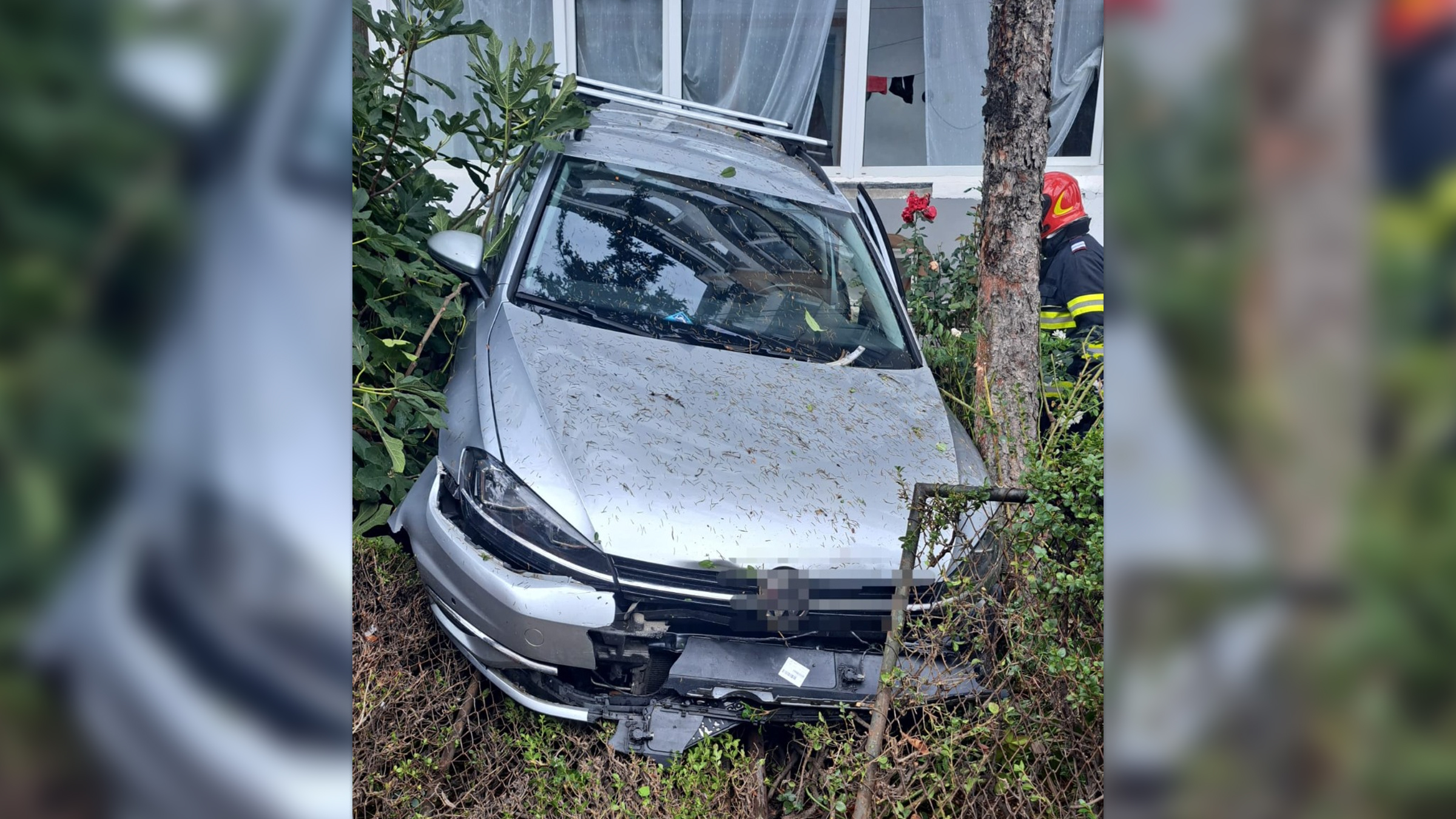 Accident neobișnuit în Pitești: un șofer de 75 de ani a intrat cu mașina într-un balcon