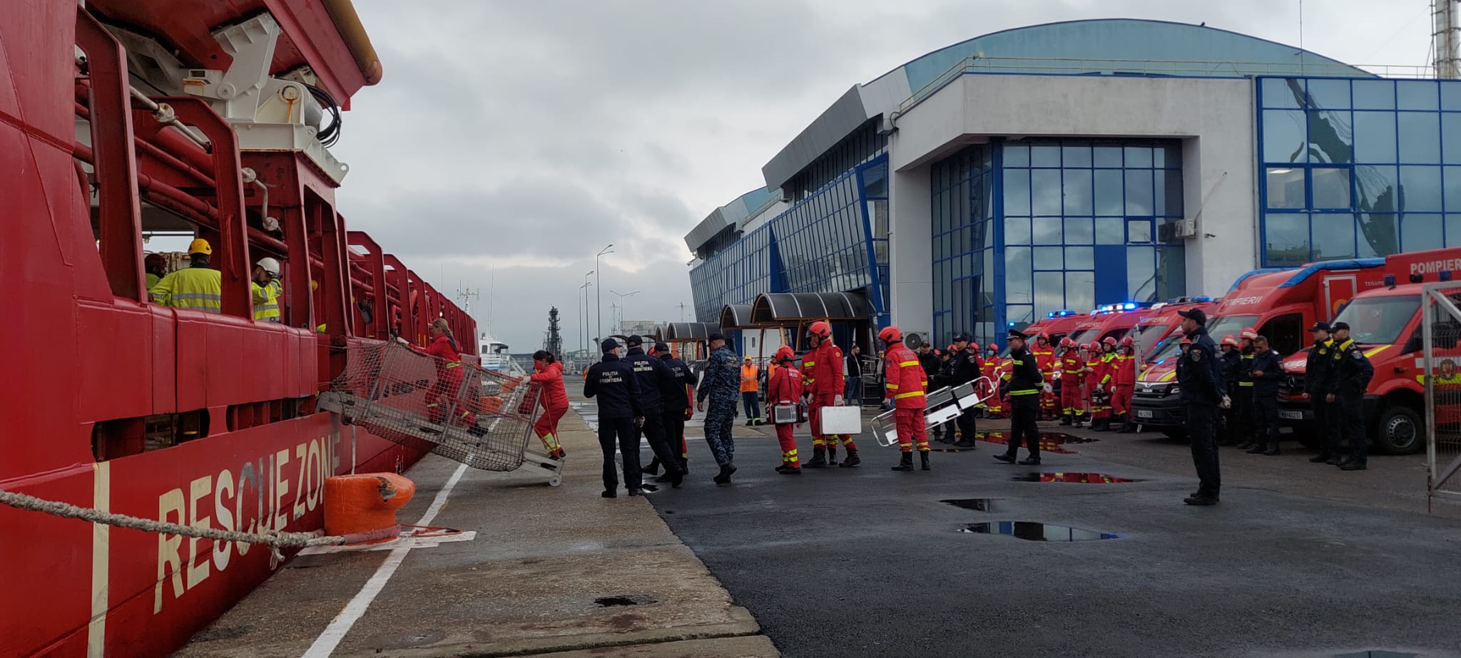 Operațiune de salvare în Marea Neagră: nouă marinari transportați la Constanța după atacul cu drone