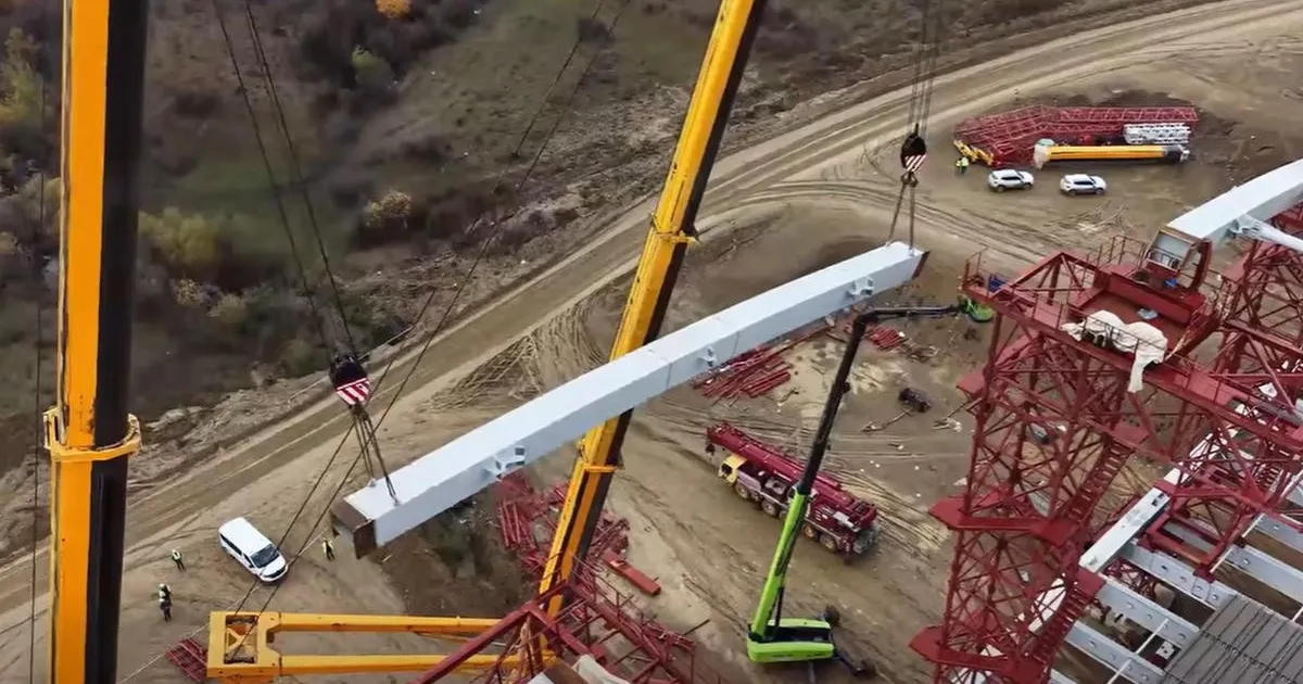 Montarea unui pod în arc pe Autostrada A13 Sibiu - Făgăraș. Stadiul lucrărilor pe tronsoane