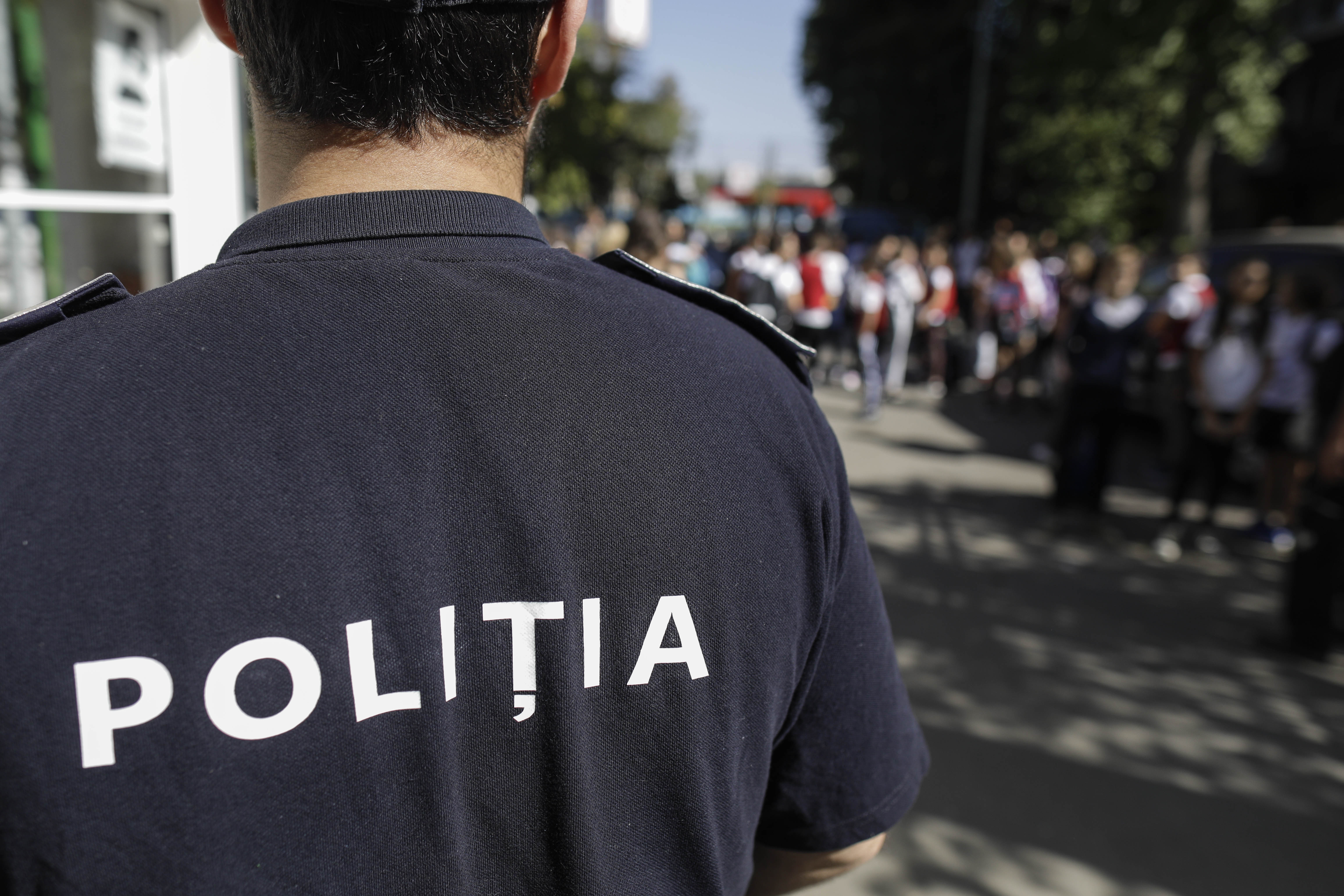 Arest la domiciliu pentru elevul care a atacat doi colegi cu o macetă la un liceu din Pitești