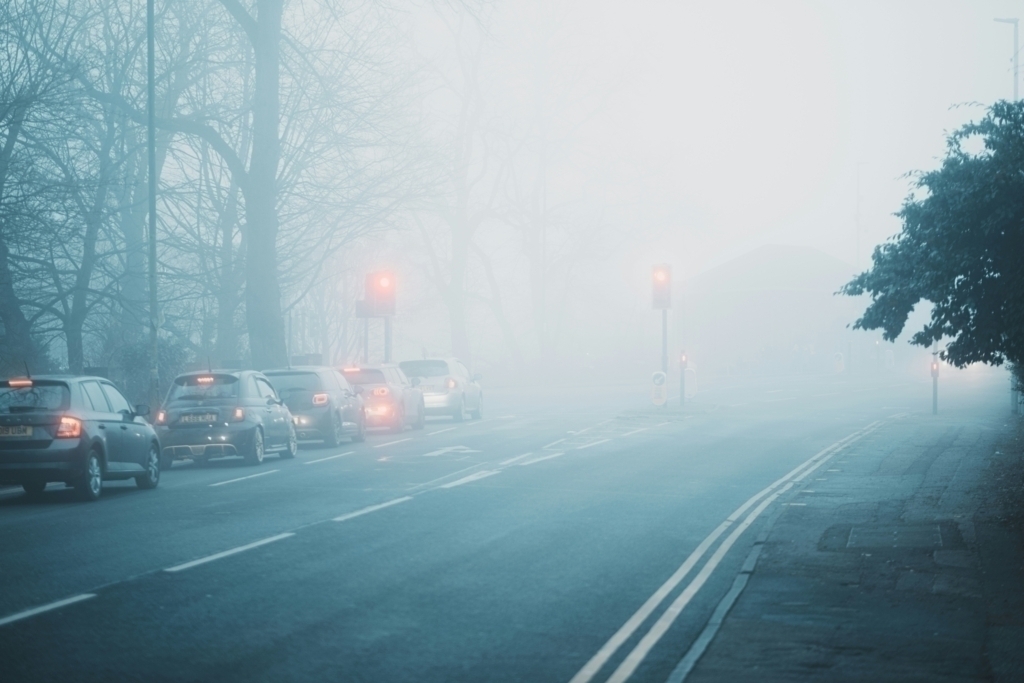 Condiții de circulație dificile pe autostrăzi și în mai multe județe din cauza ceții dense