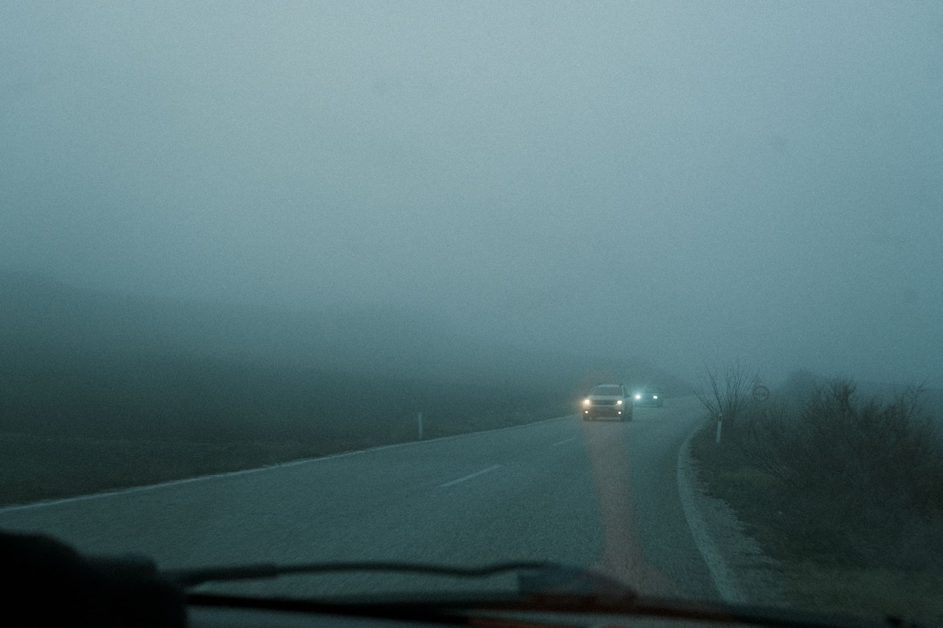 Circulație dificilă pe autostrăzi și drumuri județene din cauza ceții dense
