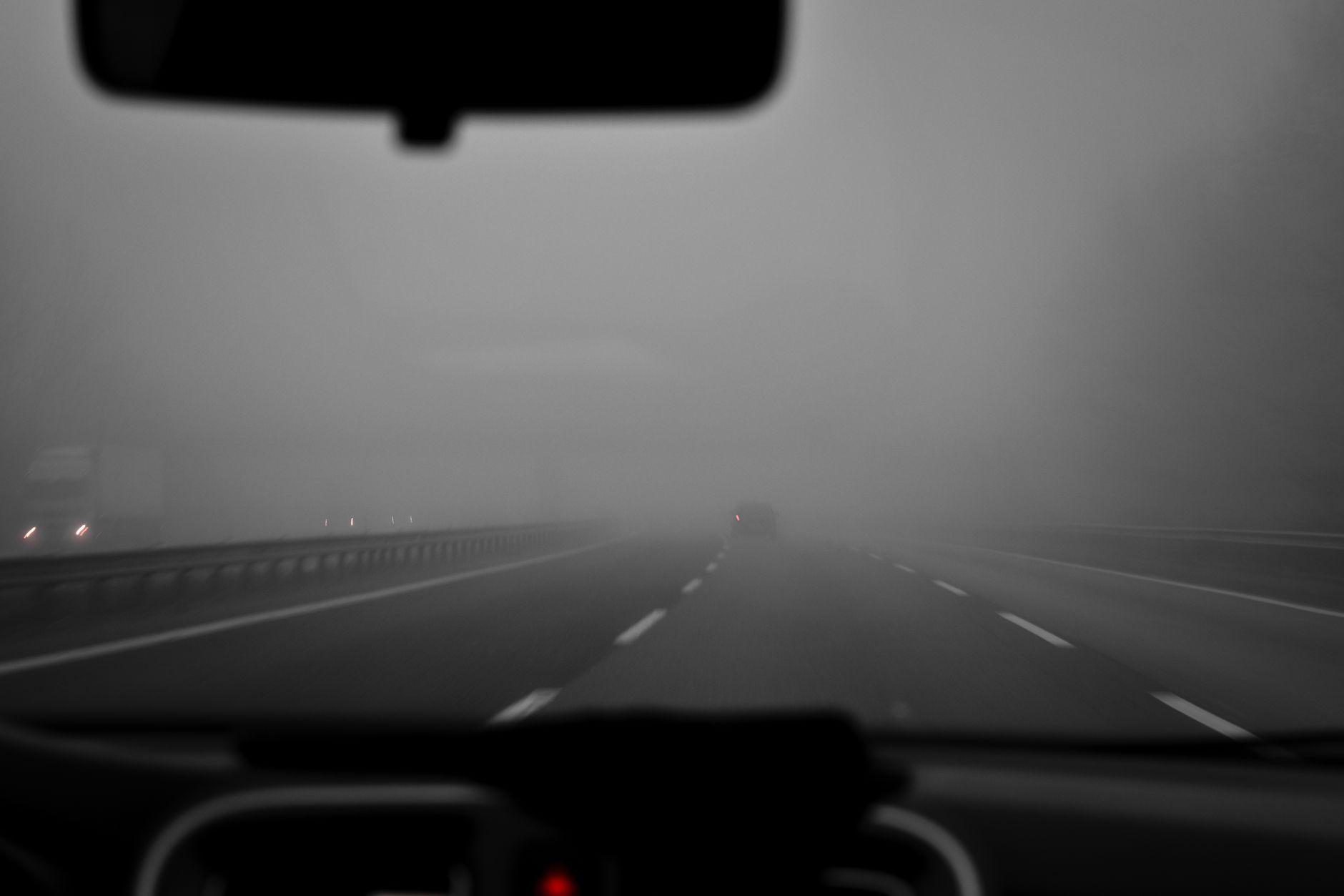 Condiții periculoase pe autostrăzile A1, A2, A3 și A7 din cauza ceții dense