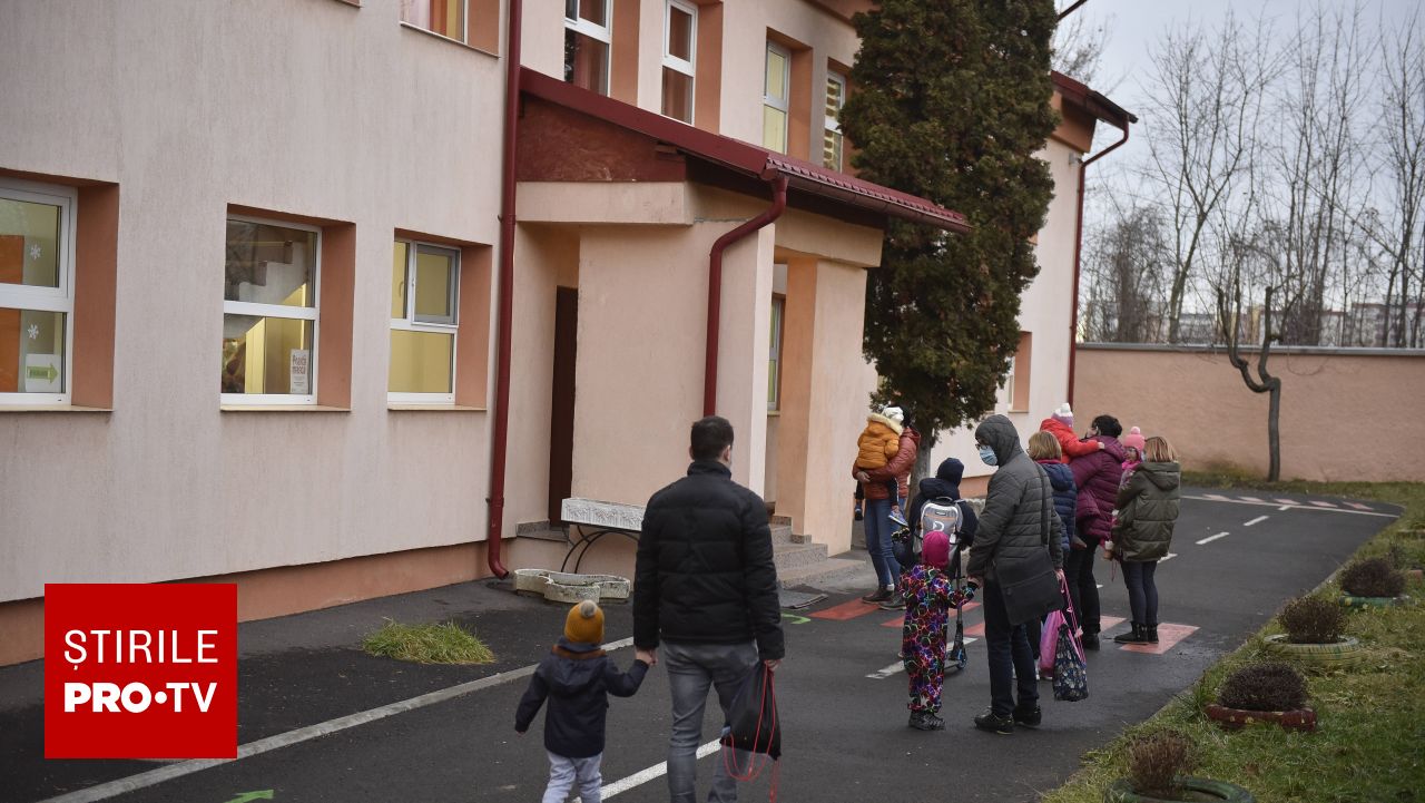 Copil rănit într-o grădiniță din Baia Mare după ce suportul unui pat rabatabil s-a desprins de perete