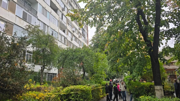 Evacuare de urgență într-un bloc din Sectorul 6, după apariția unei crăpături între două scări