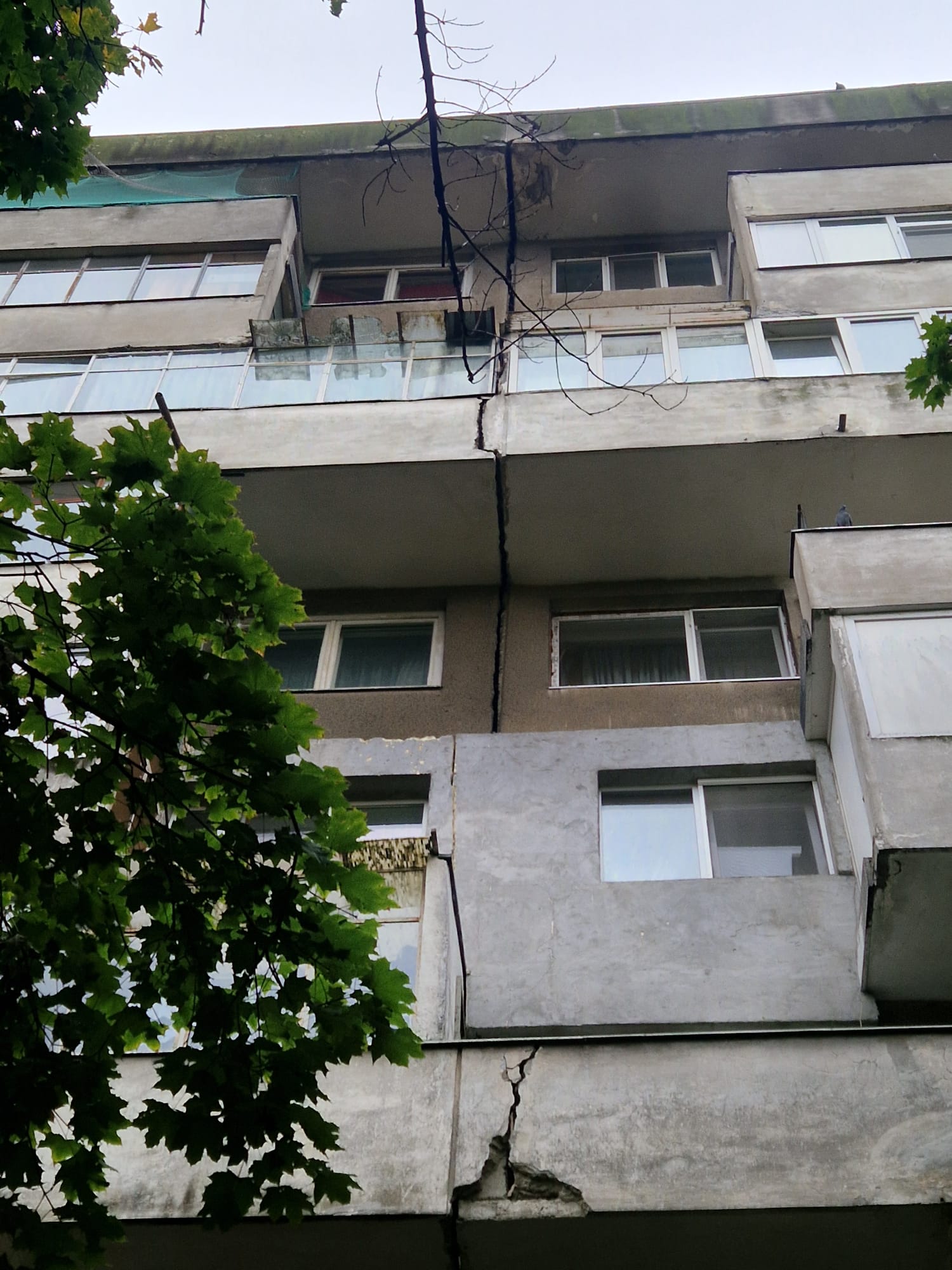 Bloc cu bulină roșie din Drumul Taberei a fost evacuat după apariția unei crăpături pe trei etaje
