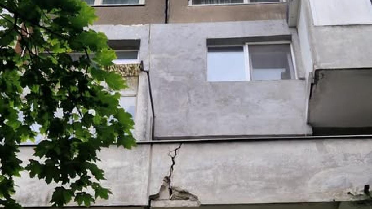 Alertă în Sectorul 6: Un bloc cu risc seismic a fost evacuat după apariția unei crăpături majore