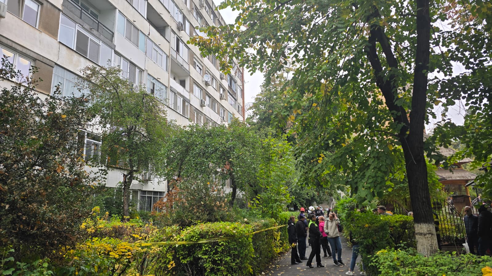 Bloc din Drumul Taberei a fost evacuat după semnalarea unei fisuri pe trei etaje