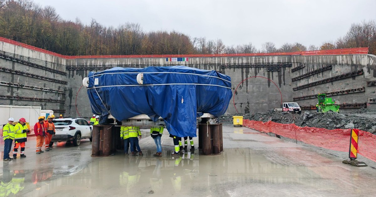 Autostrada Sibiu–Pitești: Capul de foraj de 131 de tone a ajuns la șantierul pentru Tunelul Poiana