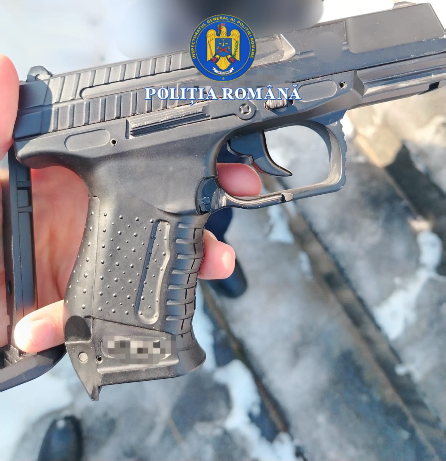 Incident la Poliția Alba Iulia: un bărbat a intrat în sediu cu o armă de airsoft și a cerut să fie împușcat