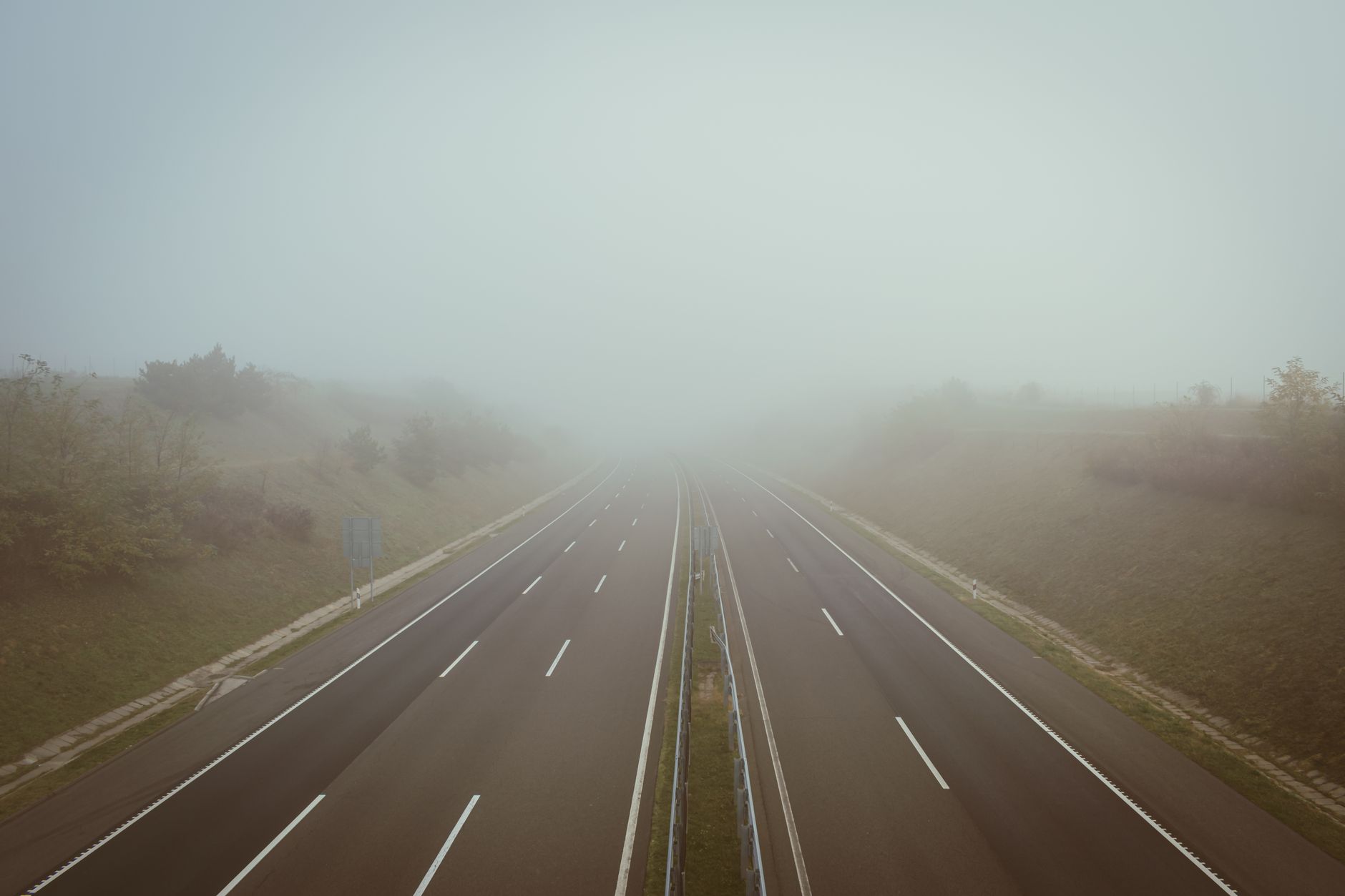 Ceață densă pe autostrăzi și în 29 de județe: vizibilitate extrem de scăzută pe drumurile naționale