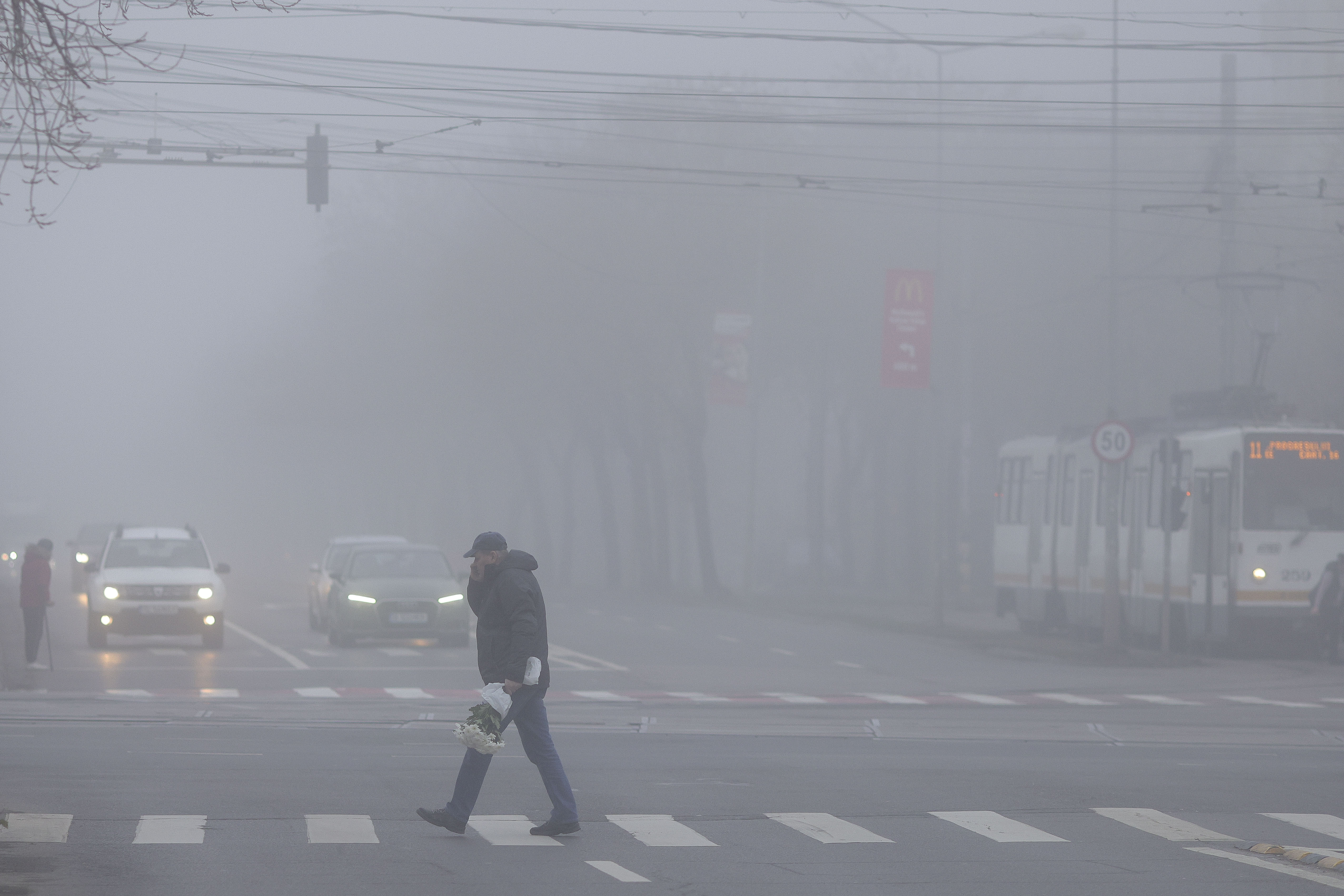 Cod galben de ceață densă în București și pe autostrăzi; vizibilitate redusă sub 200 de metri