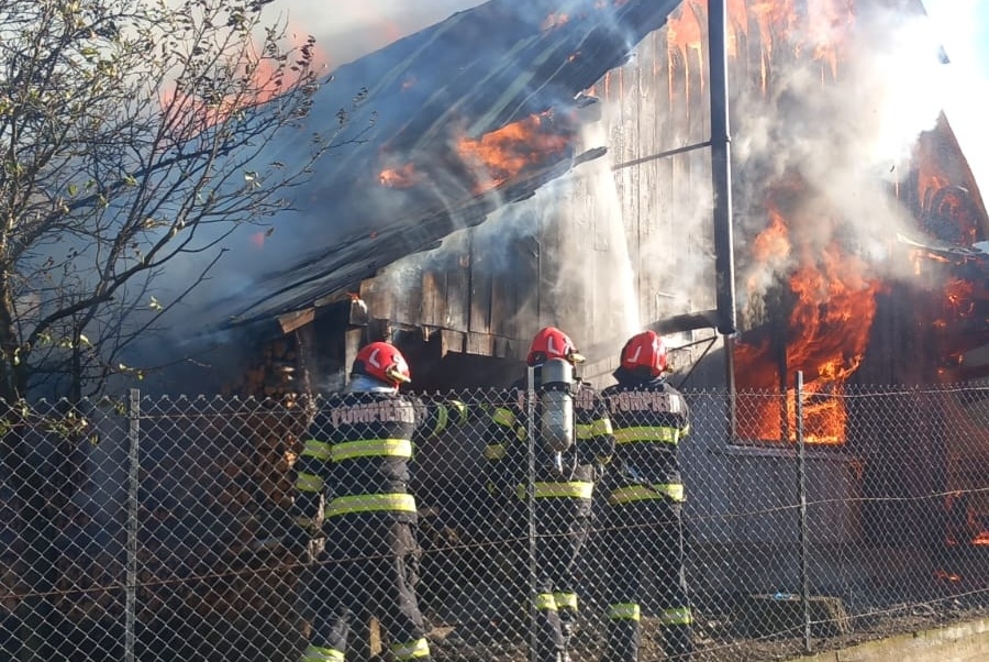 Incendiu la anexe gospodărești în Sângeorz-Băi, în apropierea sediului Poliției