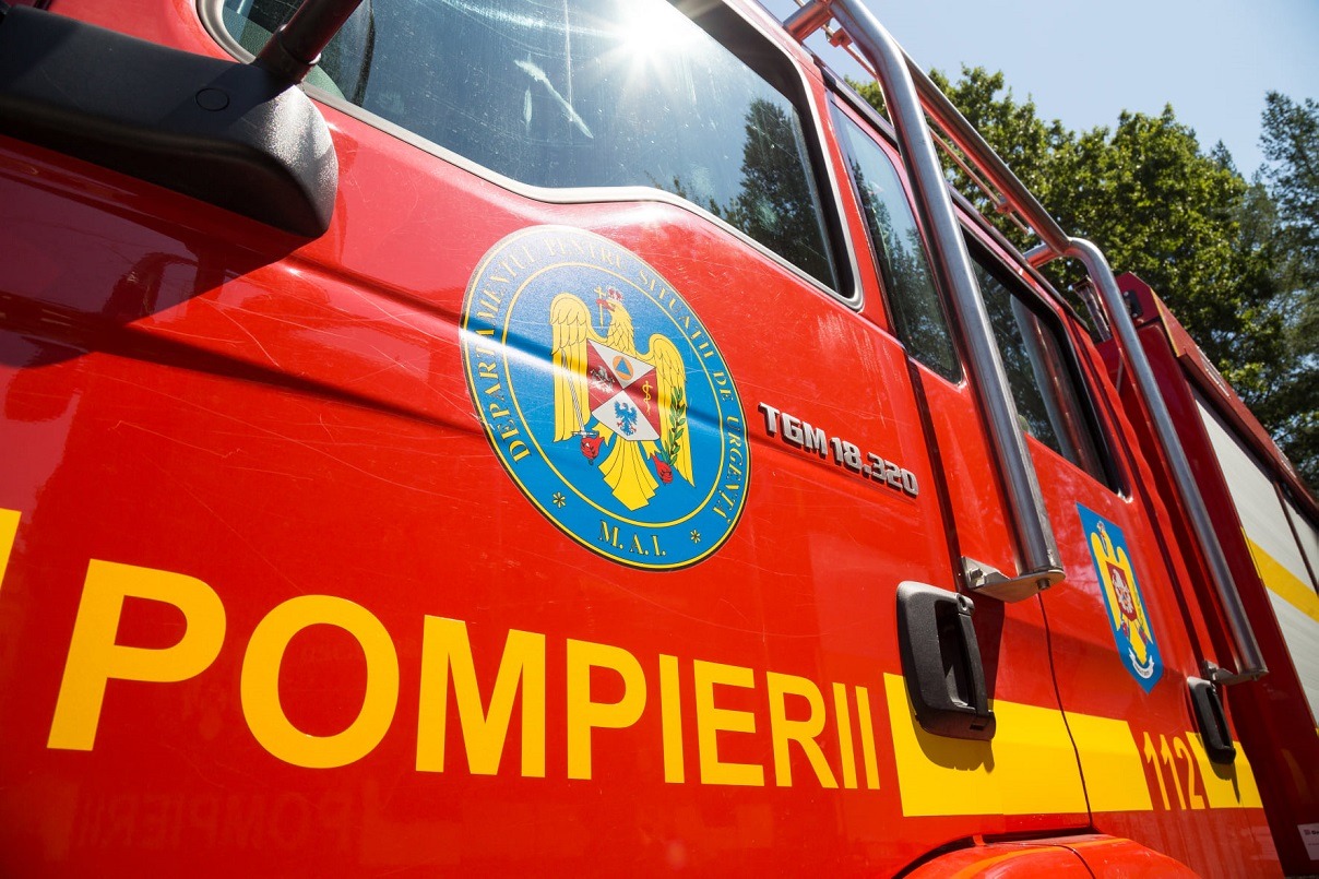 Misiune de stingere a unui incendiu în Ștefănești transformată în revoltă: un pompier a fost rănit