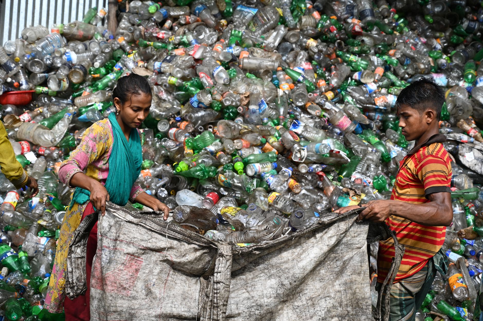 România plătește aproape 1 miliard de euro către UE pentru plasticul care nu este reciclat