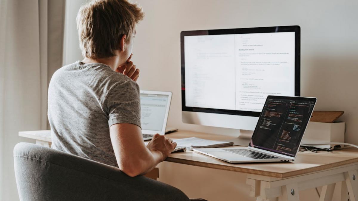 Coșul digital al unei familii din România: cât plătesc românii lunar pentru servicii de internet, streaming și cloud