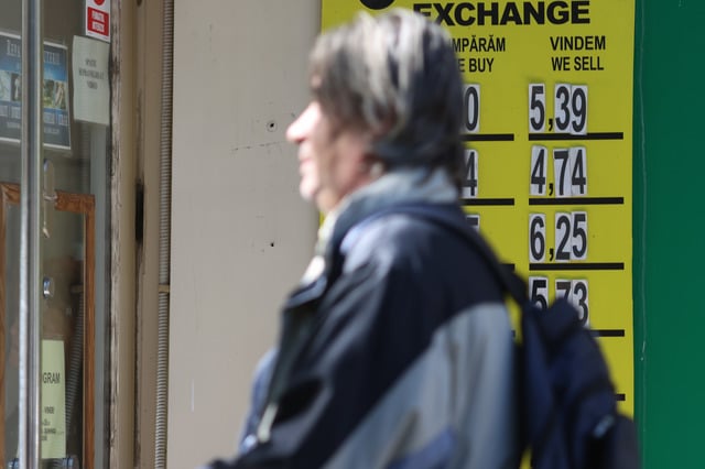 Proiecții pentru cursul valutar: Leul este anticipat să se deprecieze față de euro în următoarele 12 luni