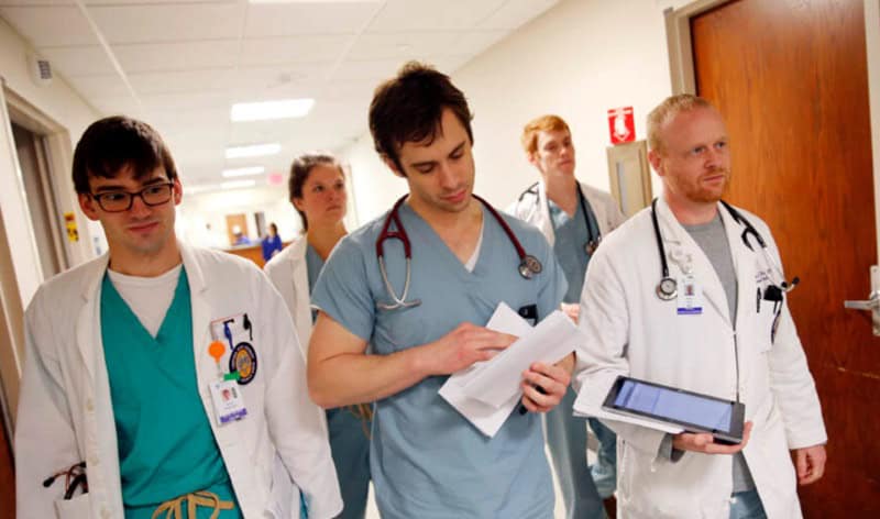 Se introduce un sistem de plată progresivă pentru gărzile medicilor din spitale în următoarele trei luni