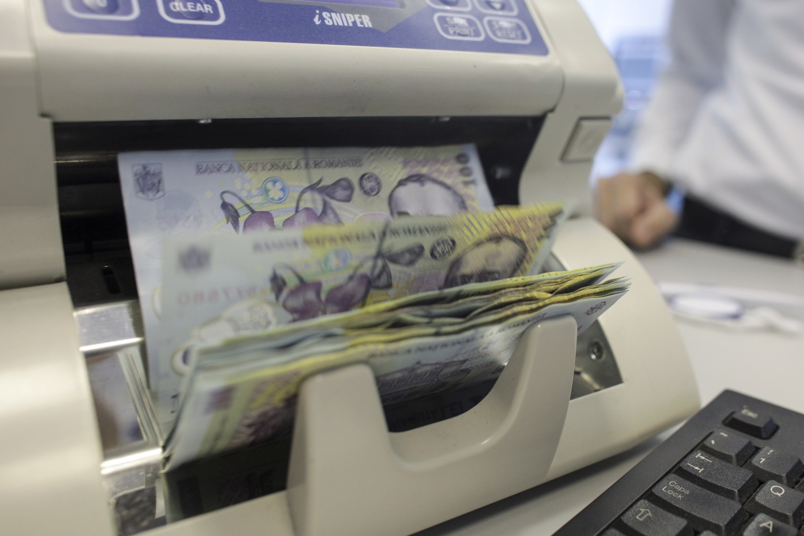 Ministrul Alexandru Nazare prezintă datele despre scăderea deficitului bugetar în primele nouă luni ale anului