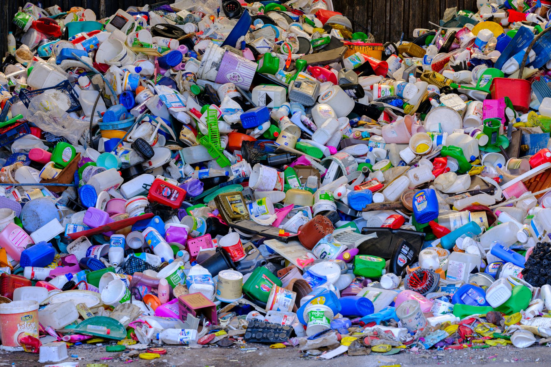 România a plătit aproape un miliard de euro către UE pentru plasticul nereciclat