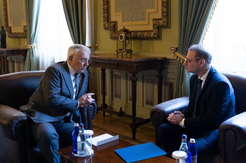 Premierul Luca Niculescu s-a întâlnit cu guvernatorul BNR, Mugur Isărescu, pentru discuții economice